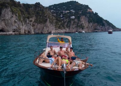 gruppo di amici durante un tour in barca a largo di Capri